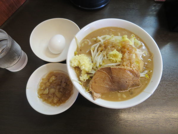 「ラーメン 半分(170g) にんにく・あぶら・生姜」@ラーメンどでん 大宮店の写真