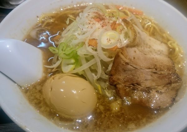 「ラーメン＋くずれ味玉（５０円）」@らーめん神宮の写真