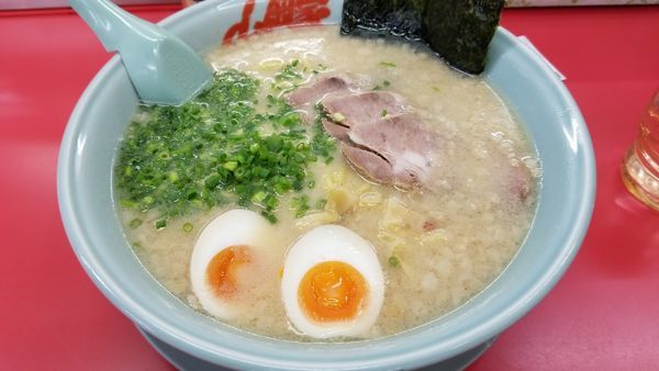 「プレミアム塩とんこつ　中盛　2枚チャーシュートッピング」@山岡家 松本店の写真