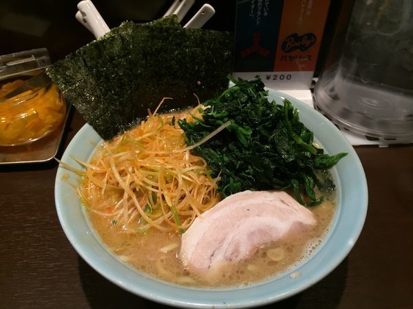 「らーめん中（辛ネギ・ほうれん草）」@横浜家系らーめん いずみ家の写真