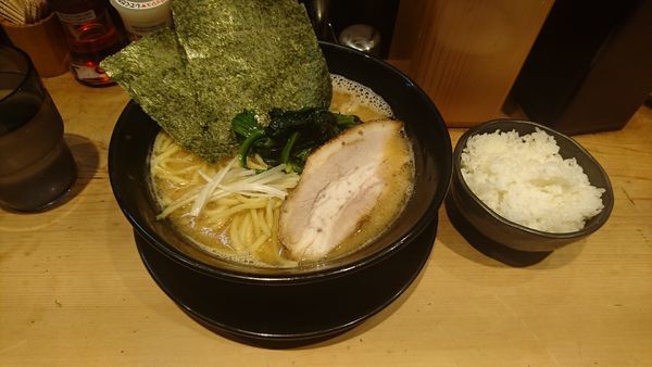 「豚骨醤油（大盛）＋小ライス」@麺乃蔵 中根家の写真