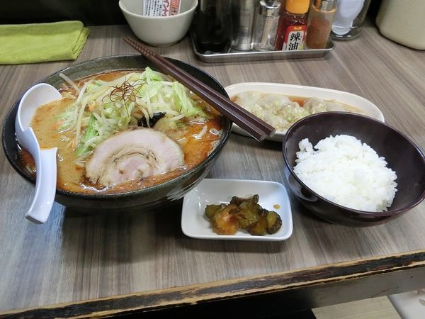 「辛みそらーめん+わんたん定食」@げんまんの写真