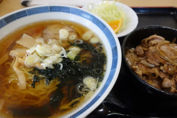 「ラーメン大盛り+焼肉丼+サラダ712円ランチメニュー」@萬福の写真