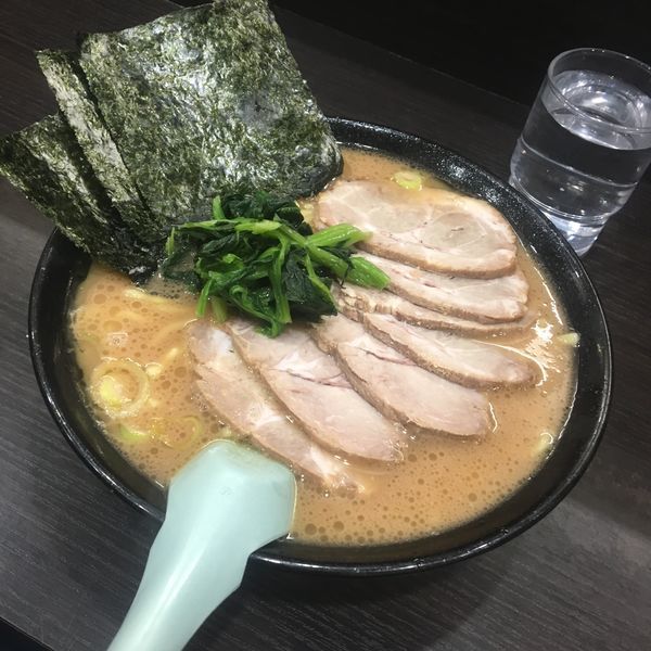 「醤油豚骨ラーメン（中盛）➕チャーシューダブル」@らーめん家 せんだい 鶴ヶ峰本店の写真