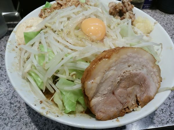 「汁なしそば（生卵つき）中盛　全マシ！」@ラーメン宮郎の写真