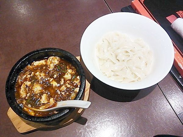 「元祖頂天石焼麻婆刀削麺」@陳家私菜 新宿店の写真