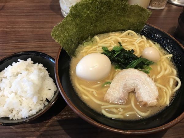 「ラーメン+味玉」@横浜家系ラーメン 稲田家の写真