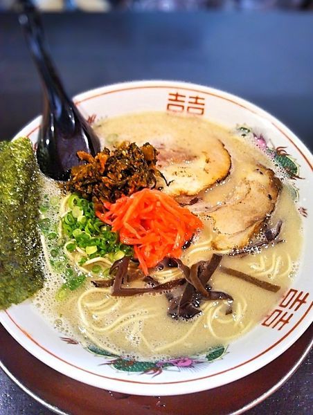 「とんこつ(博多)ラーメン650円＋味玉100円」@らーめん しんの写真
