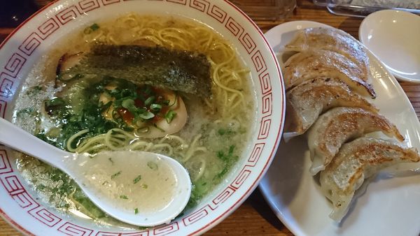 「豚骨塩と餃子」@まぼろし軒の写真