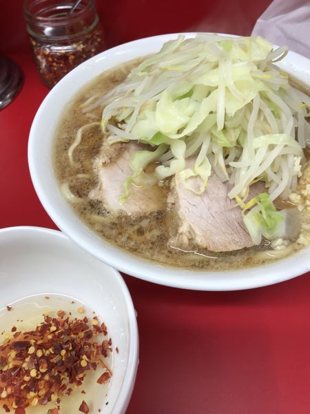 「半分 固め 油少な目 生玉子」@ラーメン二郎 神田神保町店の写真