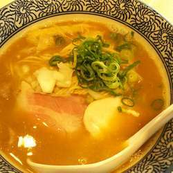 濃厚煮干し鶏白湯ラーメン