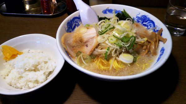 「醤油ラーメン(細麺)＋半ライス」@麺屋 亥龍の写真