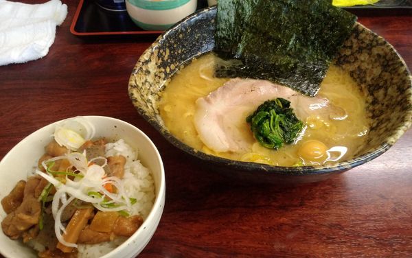 「ラーメン並＋白もつ煮込み飯」@麺場 ちゃっちゃかの写真