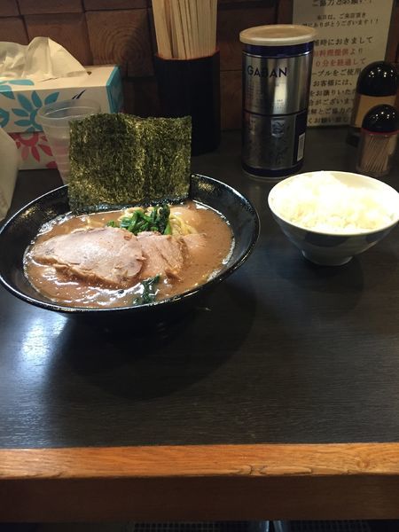 「侍セット」@横浜家系豚骨醤油極太麺 侍 伏見店の写真
