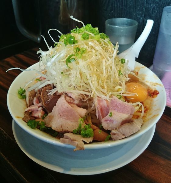 「卵入り辛味まぜそば(小辛)  850円」@稲荷屋の写真