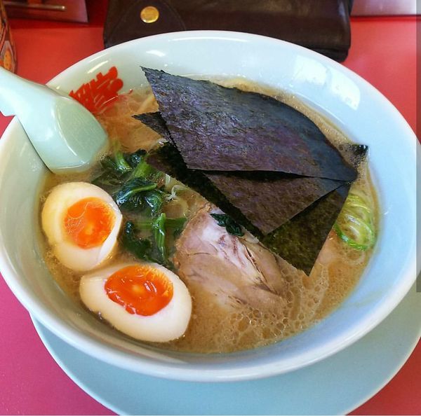 「豚骨醤油ラーメン 味たまトッピング」@ラーメン山岡家 千葉鎌ヶ谷店の写真
