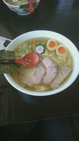 「塩ワンタン麺 味玉入り」@とら食堂 松戸分店の写真