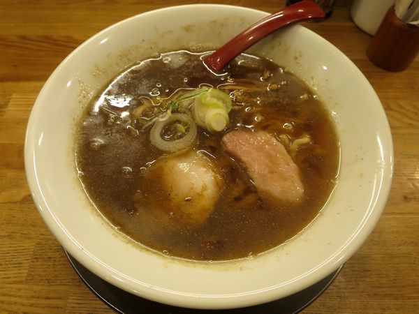 「喜多方らーめん（煮干） ８２０円」@麺や 七彩 八丁堀店の写真