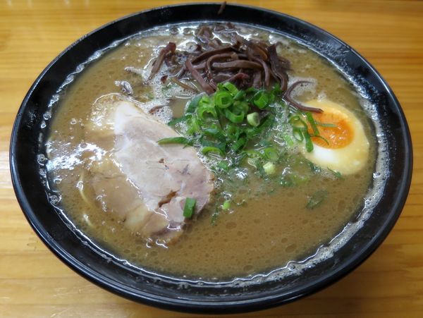 「豚骨ラーメン ７５０円 ※粉落し」@豚骨ラーメン 新井商店の写真