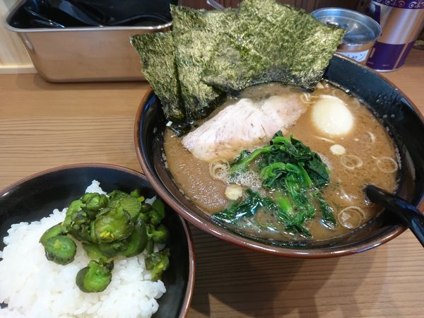 「らーめん(並)680円＋ライス(無料)＋半熟玉子(ﾁﾗｼ)」@横浜らーめん 二代目 常翔家の写真