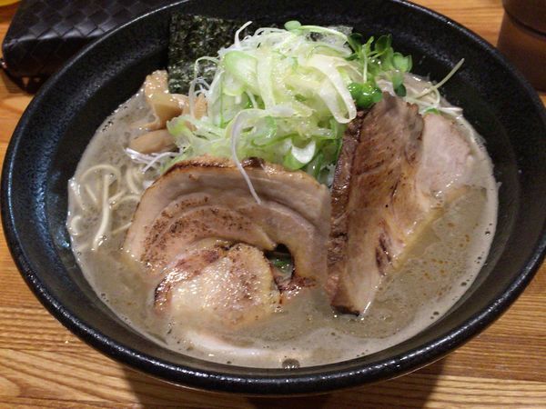 「メガ煮干しラーメン 中」@麺屋 ひな多の写真