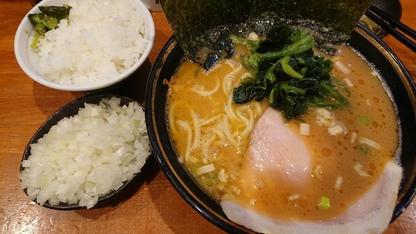 「ラーメン中盛(770円)+玉ねぎ(80円)+ライス(140円」@末廣家の写真
