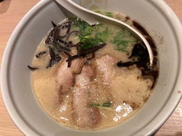 「特濃 白(濃厚香油豚骨)＋替玉」@TOKYO 豚骨 BASE MADE by 博多一風堂 ecute品川サウス店の写真