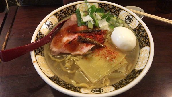 「煮干ラーメン＋味玉」@すごい煮干ラーメン凪 西新宿7丁目店の写真