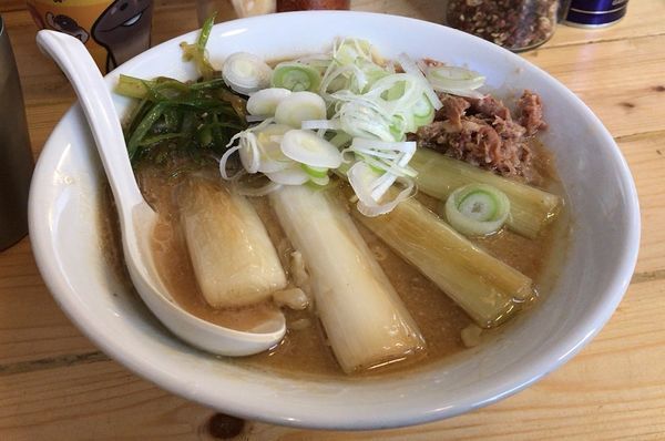 「南三陸ネギのトロ肉味噌ラーメン(限定)＋南三陸ネギ小口切」@味噌ぶり noodle みやみやの写真