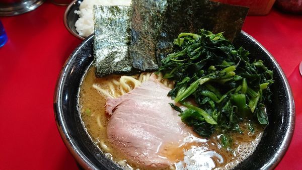 「らーめん中盛(750円)+ほうれん草(70円)」@家系ラーメン とらきち家の写真