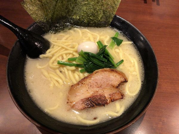 「塩豚骨 濃いめ ￥700」@横浜家系ラーメン こんばの写真