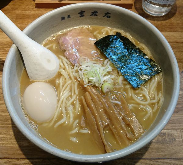 「大盛りらーめん味玉」@麺屋吉左右の写真