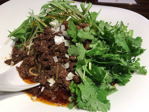 「（汁なし担々麺）黒胡麻担々麺880円＋パクチー100円（辛く」@汁なし担担麺 ピリリの写真