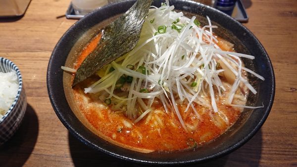 「辛味噌らーめん2辛(880円)+小ライス(100円)」@北海道らーめん 楓 日ノ出町店の写真