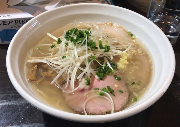 「ライトな煮干し塩とんこつ生姜添え(ゲリラ限定)800円」@中華そば 弥栄の写真