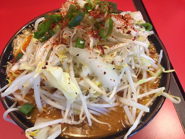 「辛いラーメン＋もやし野菜まし：860＋110円」@ラーメン 骨々亭の写真