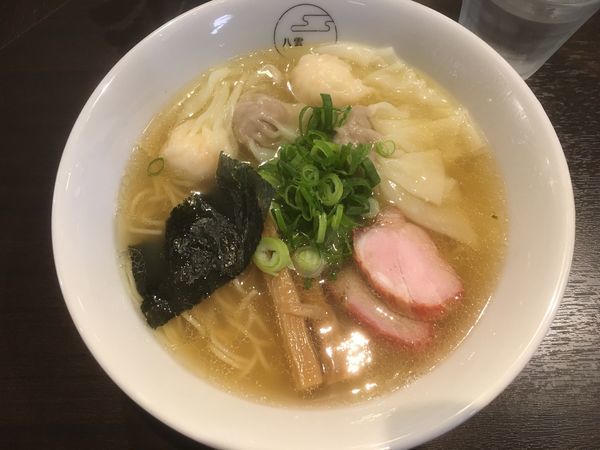 「特製ワンタン麺ハーフ（海老、肉2個ずつ）900円」@八雲の写真