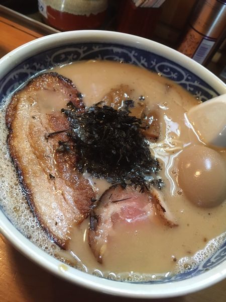 「とんこつラーメン650円⁺味玉100円」@愚直の写真