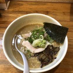 鳥の骨ラーメン