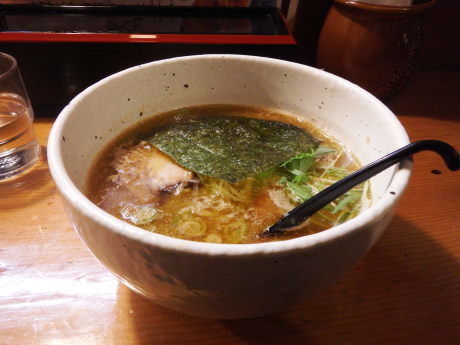 「醤油豚骨ラーメン(半ラーメン)」@らーめん 百馬の写真