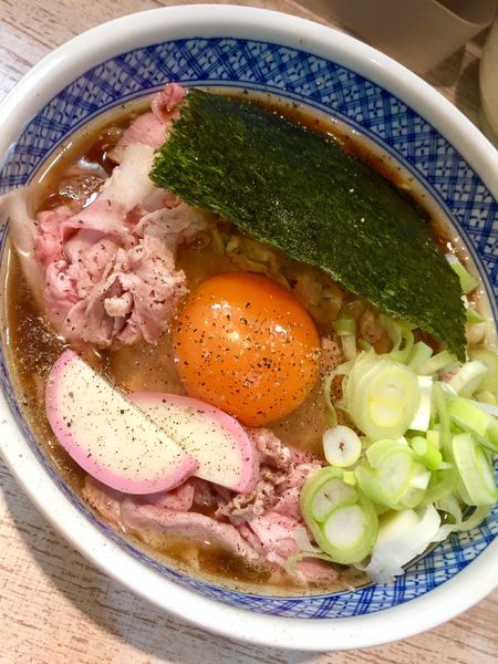 「【気まぐれ限定】肉そば (玉子付き) ￥1000」@中華そば 四つ葉の写真