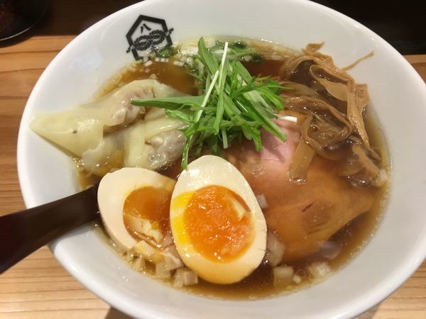 「鶏醤油らーめん 890円 味玉 100円」@らーめん八房 神田本店の写真