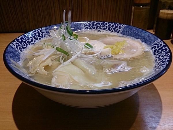 「ワンタン中華そば(白だし)」@中華そば 虎桜の写真