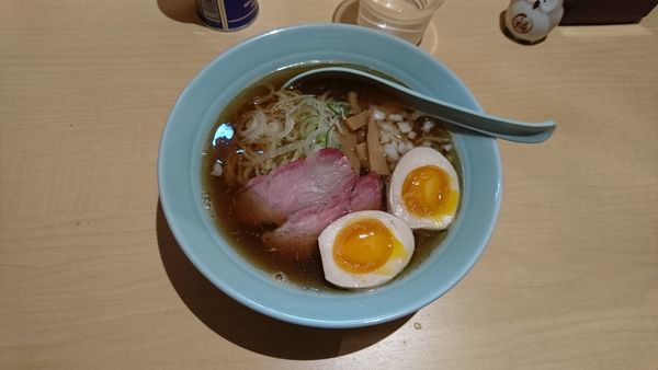 「味玉入り中華そば850」@中華そば 麦萬の写真