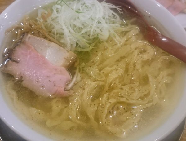 「小豆島の海の水とクラタペッパーの塩らーめん」@麺や 七彩 八丁堀店の写真