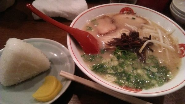 「ラーメン 700円 ＋ おにぎり1ケ 50円」@ラーメン 唐そば 渋谷2丁目店の写真