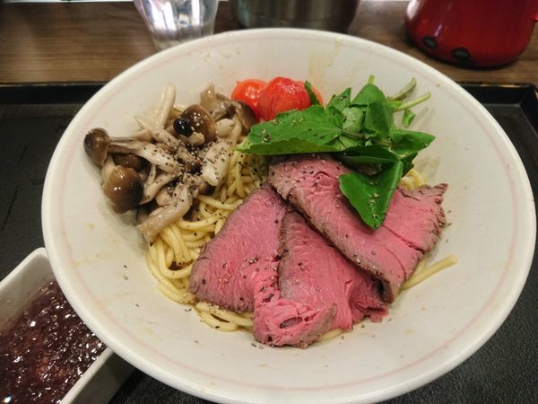 「【限定】バター香るローストビーフ油そば820円＋ビール　他」@INOSHOWの写真