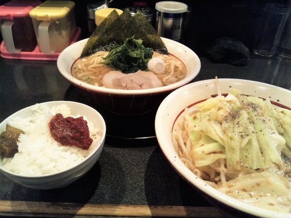 「醤油ラーメン+半ライス+もやキャベ」@横浜家系 だるま家の写真