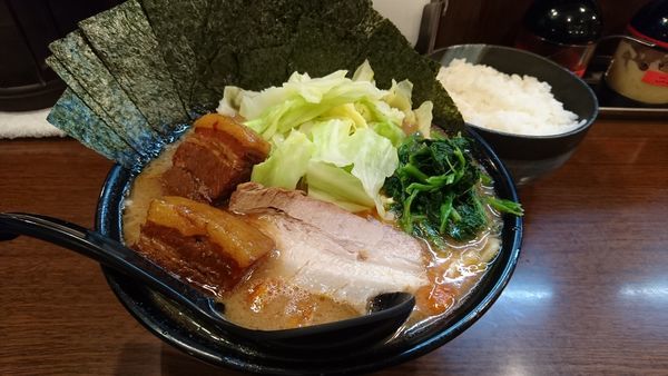 「とき卵ラーメン+のり+キャベツ+角煮+大盛り+ライス」@ラーメン 大山家 昭島店の写真