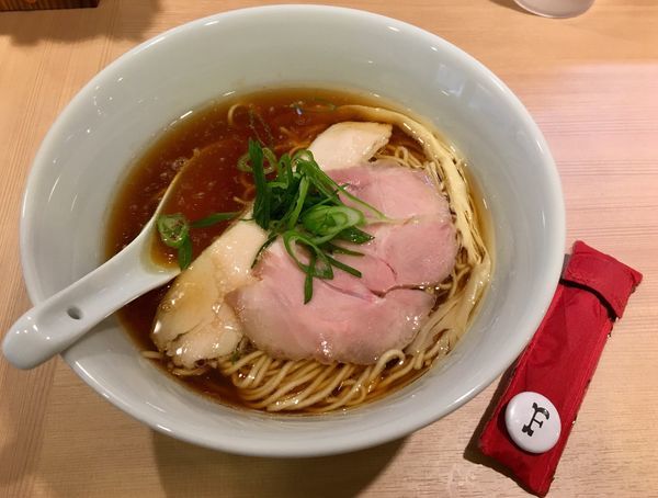 「醤油らぁ麺」@らぁ麺 はやし田 新宿本店の写真